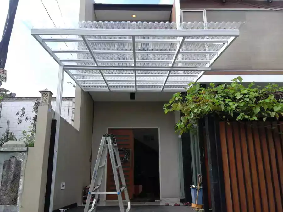 2. Teras Baja Ringan dengan Atap Transparan