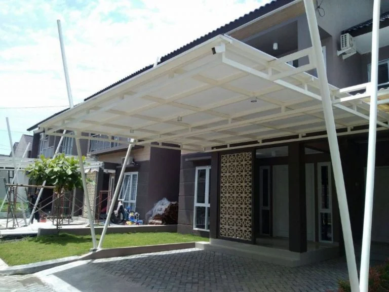 5. Teras Baja Ringan dengan Tiang Gantung